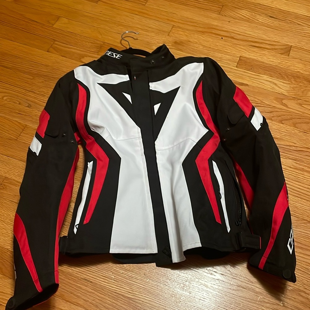 Hi this is brand new! Never worn!! I am 5’3” 135lbs!